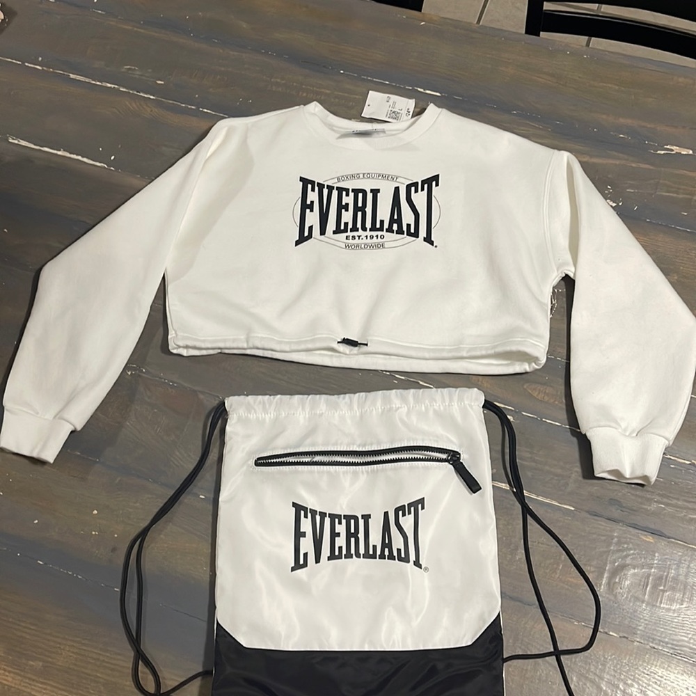 Crop Everlast sweatshirt with Everlast drawstring back pack